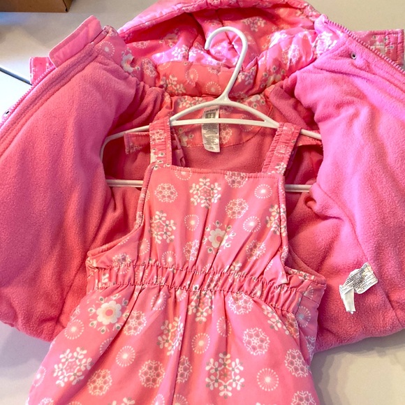 LIKE NEW Carters Snowsuit - Size 18M - Picture 3 of 8